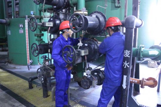 點擊查看詳細信息<br>標(biāo)題：檢修人員正在處理閥門缺陷 閱讀次數(shù)：1888